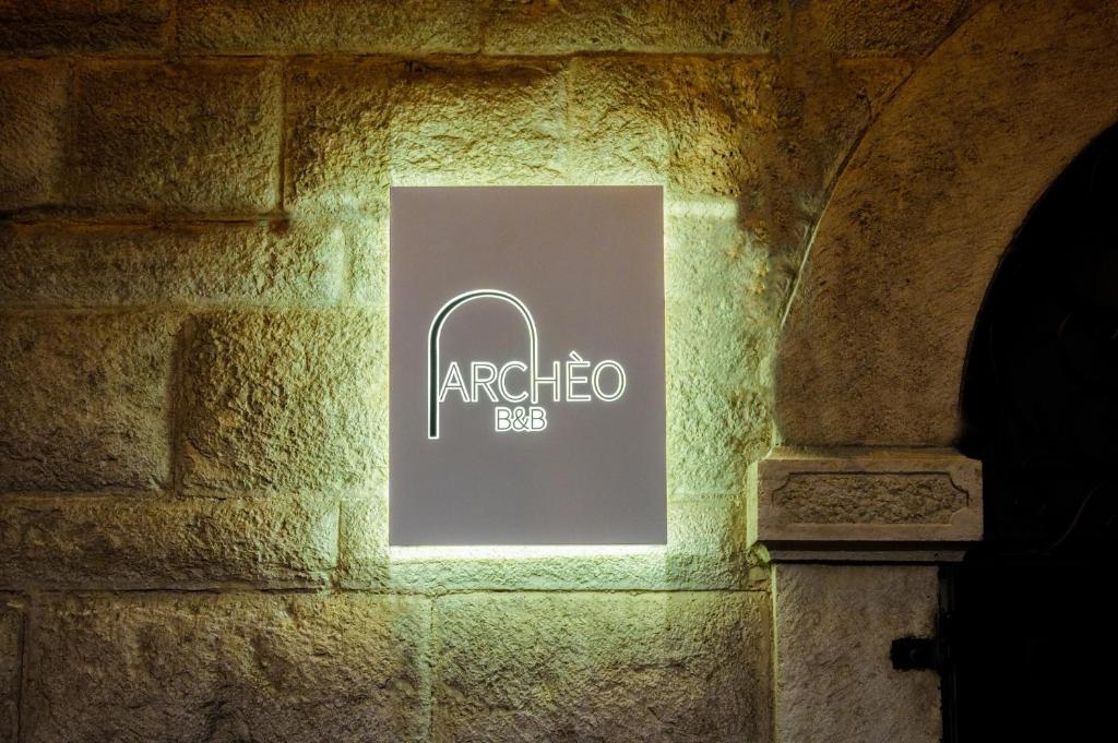 アンドリアにあるB&B ARCHÈOの煉瓦壁の看板