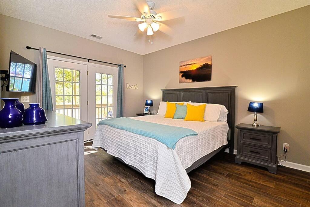 Ein Bett oder Betten in einem Zimmer der Unterkunft All New Luxury Beach Retreat 1 Mile to Beach w Pool
