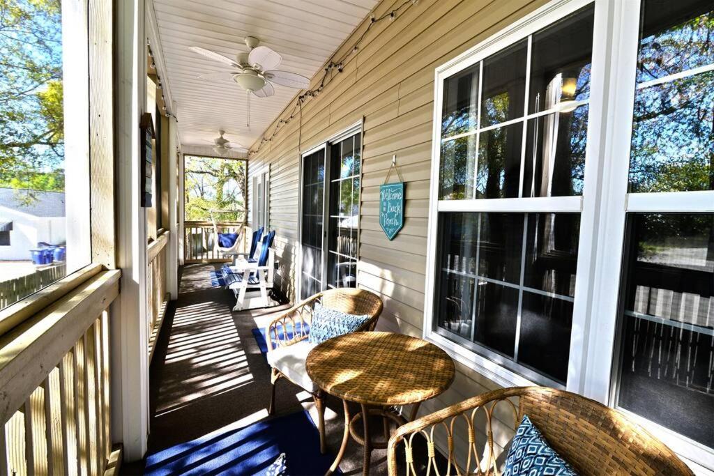 Ein Sitzbereich in der Unterkunft All New Luxury Beach Retreat 1 Mile to Beach w Pool