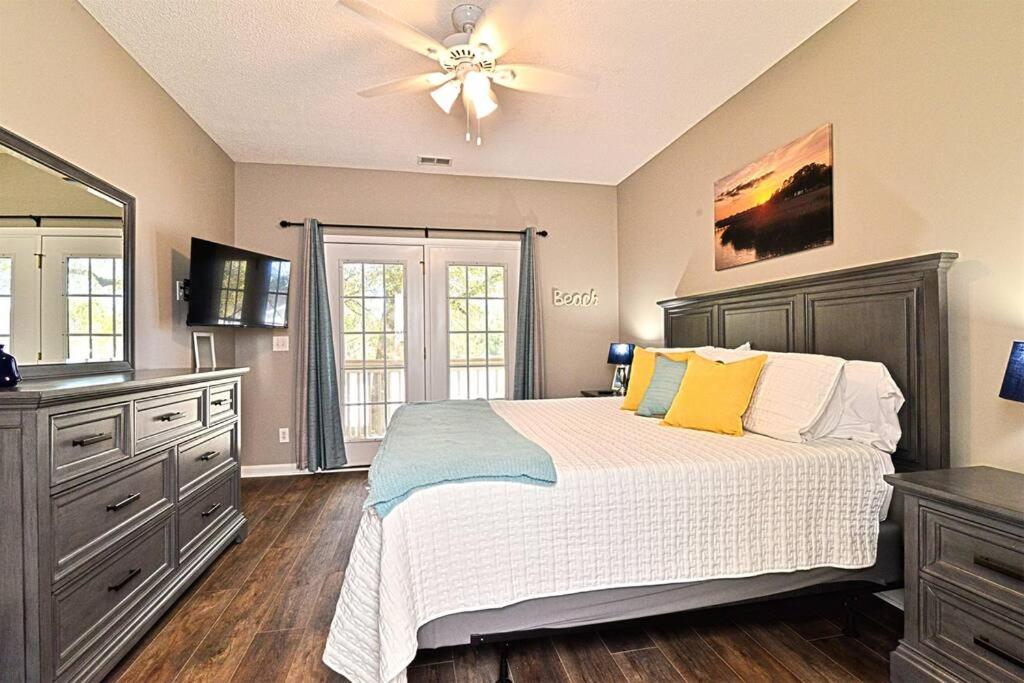 Ein Bett oder Betten in einem Zimmer der Unterkunft All New Luxury Beach Retreat 1 Mile to Beach w Pool