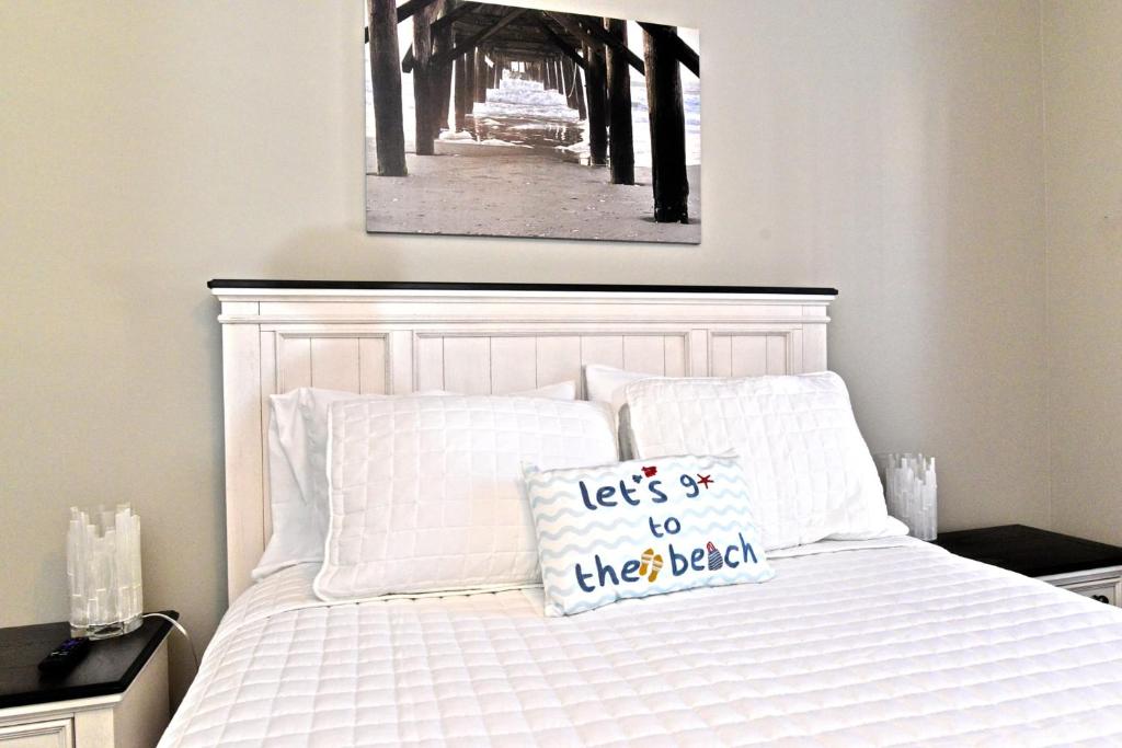 Ein Bett oder Betten in einem Zimmer der Unterkunft All New Luxury Beach Retreat 1 Mile to Beach w Pool