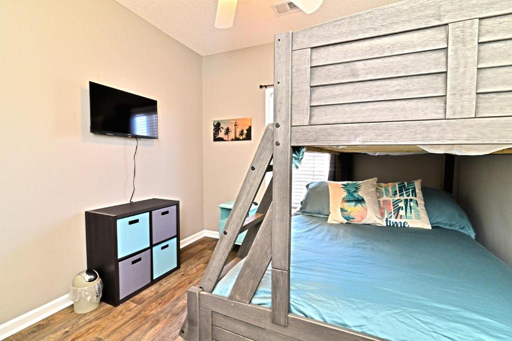 Ein Bett oder Betten in einem Zimmer der Unterkunft All New Luxury Beach Retreat 1 Mile to Beach w Pool