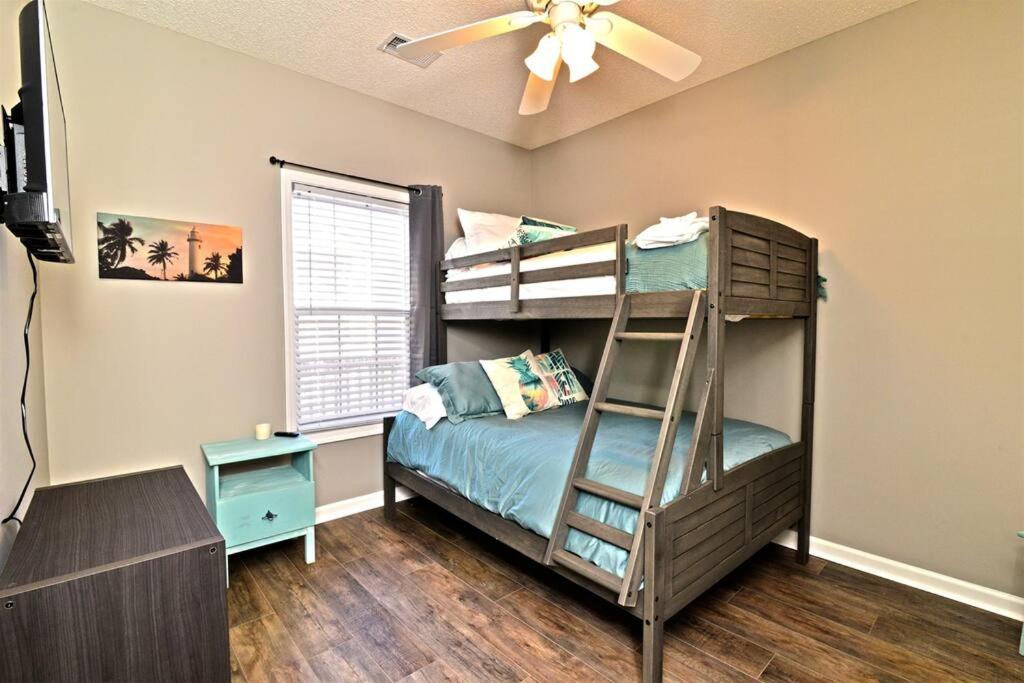 Ein Bett oder Betten in einem Zimmer der Unterkunft All New Luxury Beach Retreat 1 Mile to Beach w Pool