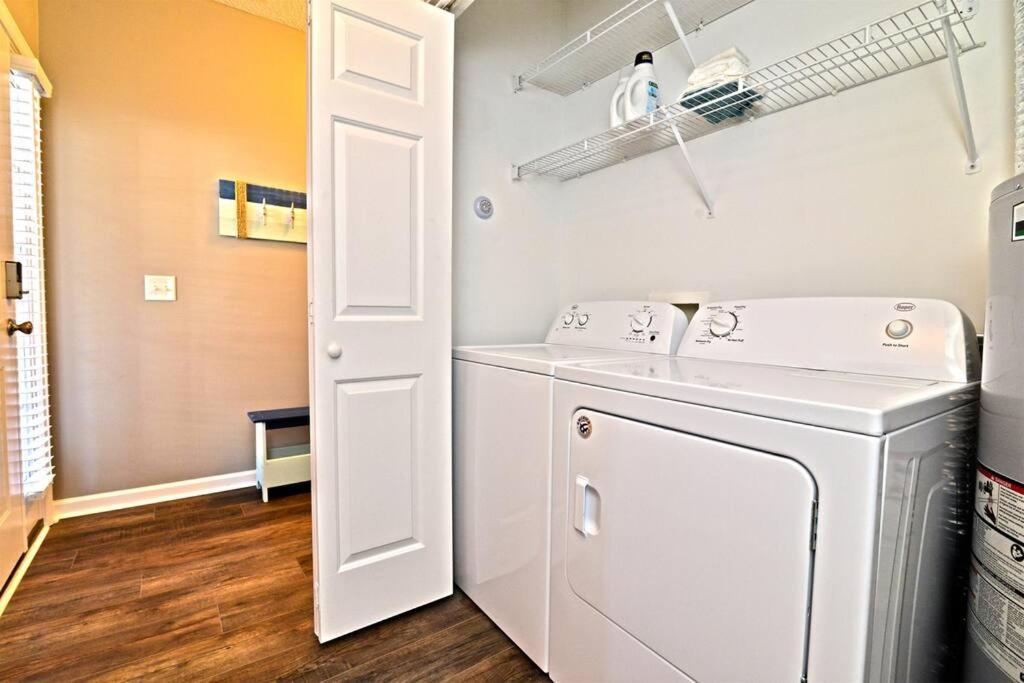Ein Badezimmer in der Unterkunft All New Luxury Beach Retreat 1 Mile to Beach w Pool