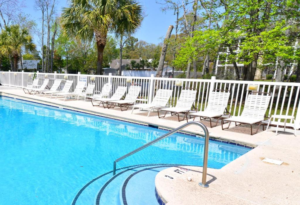 Der Swimmingpool an oder in der Nähe von All New Luxury Beach Retreat 1 Mile to Beach w Pool