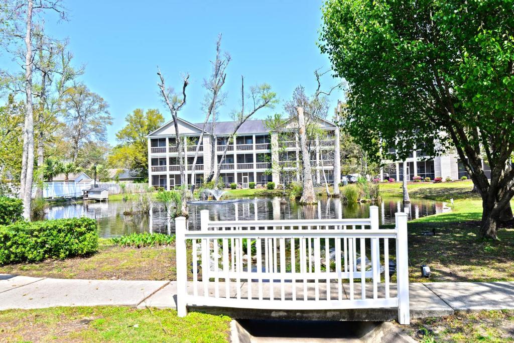 Ein Garten an der Unterkunft All New Luxury Beach Retreat 1 Mile to Beach w Pool