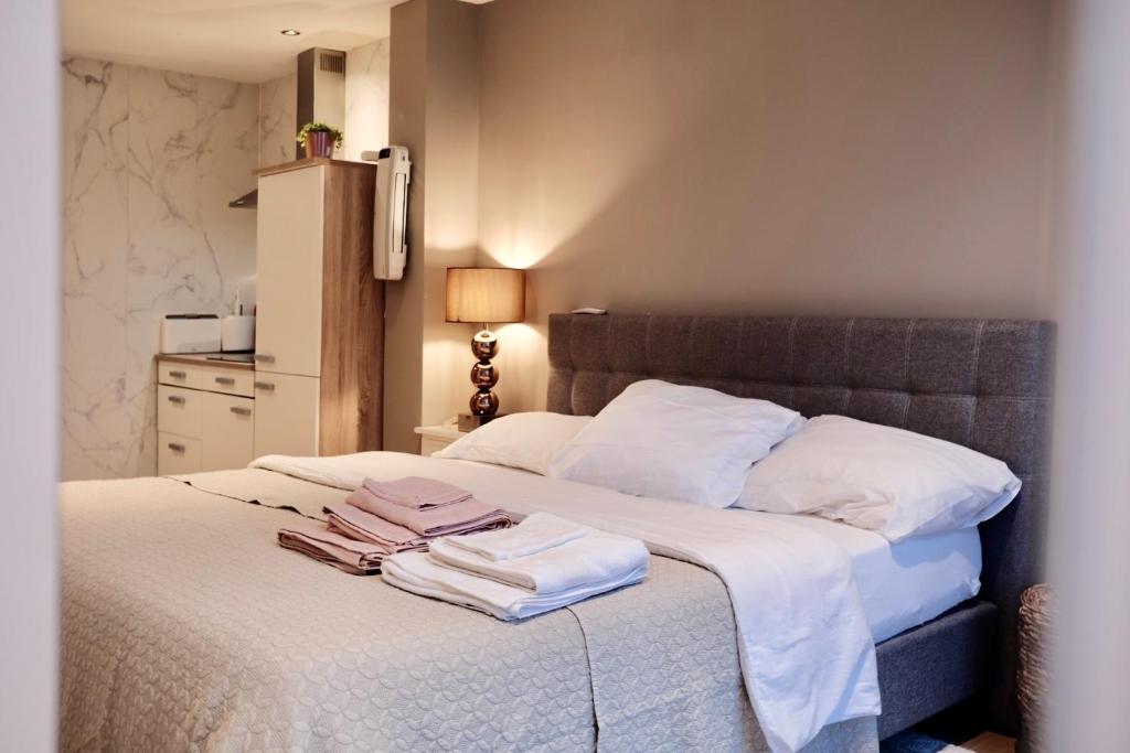 een slaapkamer met een bed met handdoeken erop bij Studio Macharen in Macharen
