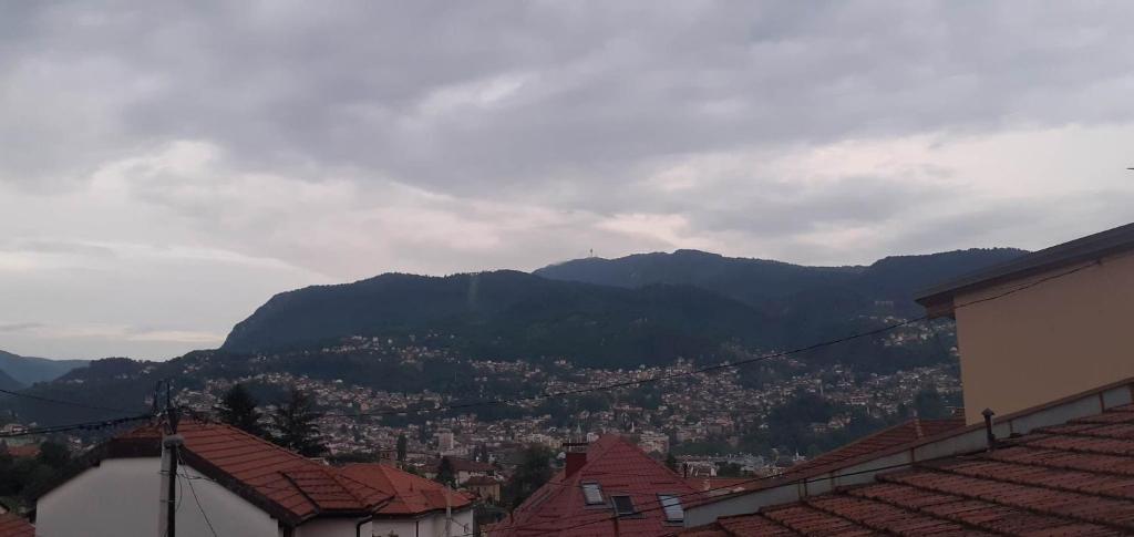 vistas a una ciudad con montañas en el fondo en APARTMENT Bjelave en Sarajevo