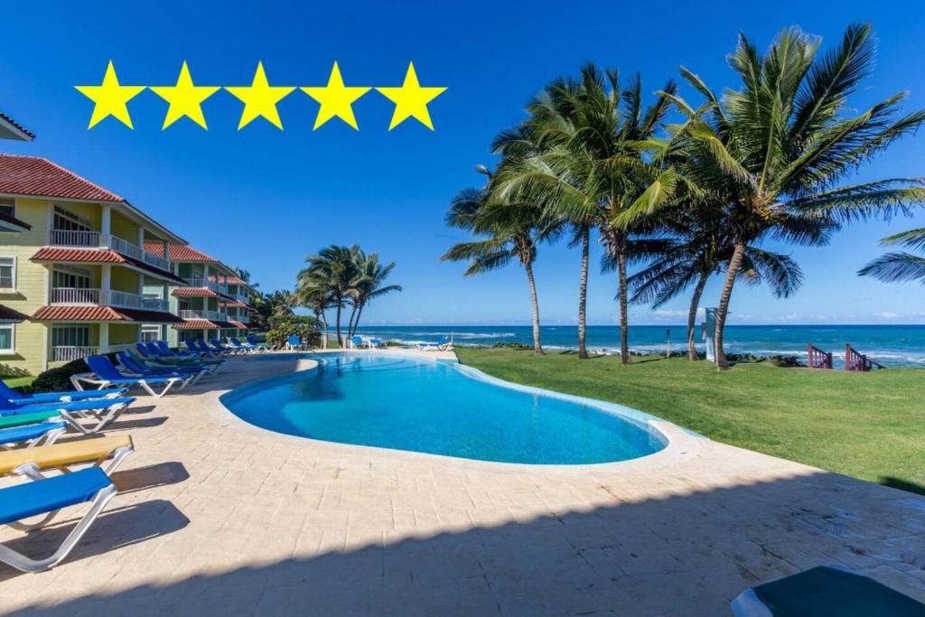 ein Pool am Strand mit Sternen drum herum in der Unterkunft Victorian Beach Front, Cabarete in Cabarete