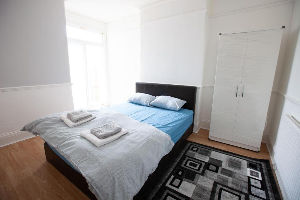 ein Schlafzimmer mit einem Bett mit Handtüchern darauf in der Unterkunft Beach palace in Clacton-on-Sea