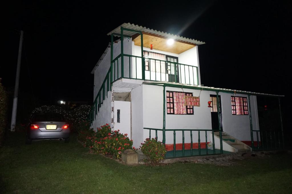 ein Haus mit einem Auto, das nachts davor geparkt ist in der Unterkunft Villa Carolina in Aquitania