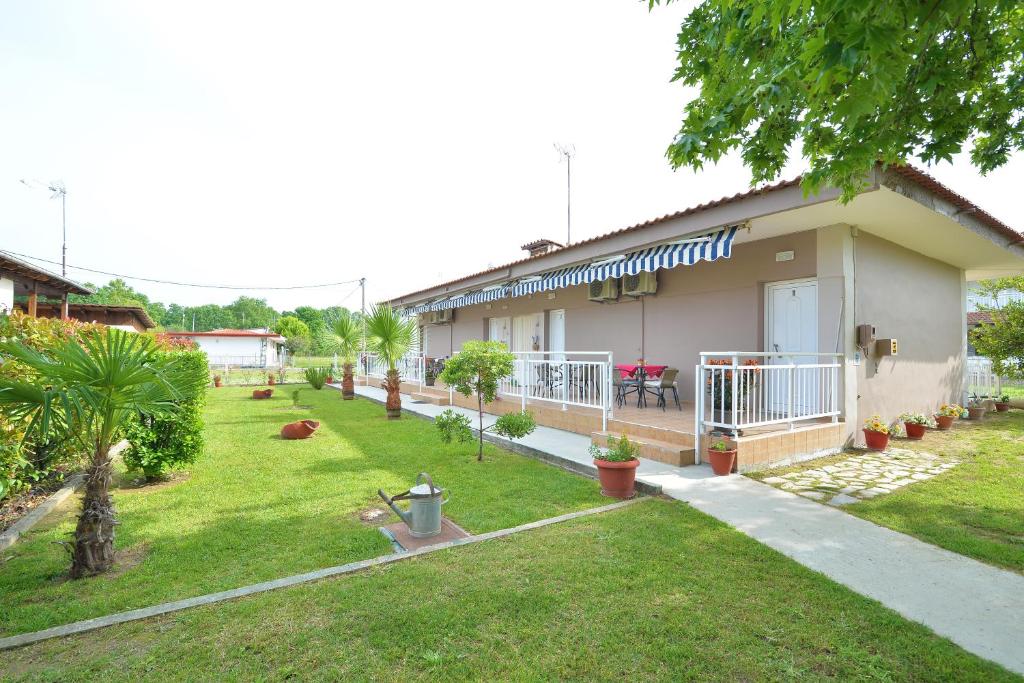 a house with a yard with a grassy yard sidx sidx sidx at Studios Λύδια in Paralía Skotínis
