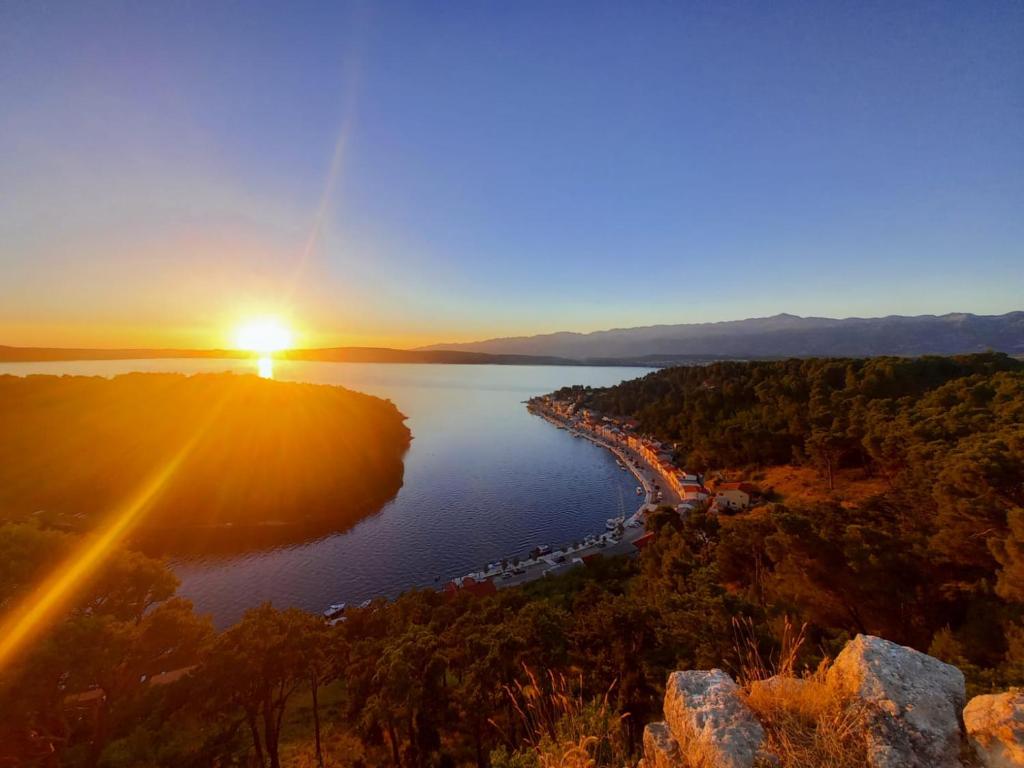 una vista aerea di un fiume al tramonto di Villa Griz - Novigrad a Novigrad (Cittanova)