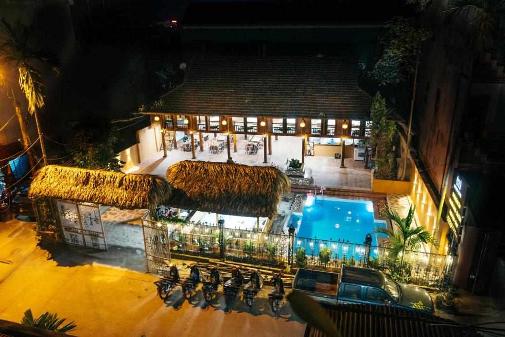 een luchtzicht op een resort met een zwembad bij Odyssey Hostel, Tours & Motorbikes Rental in Ha Giang