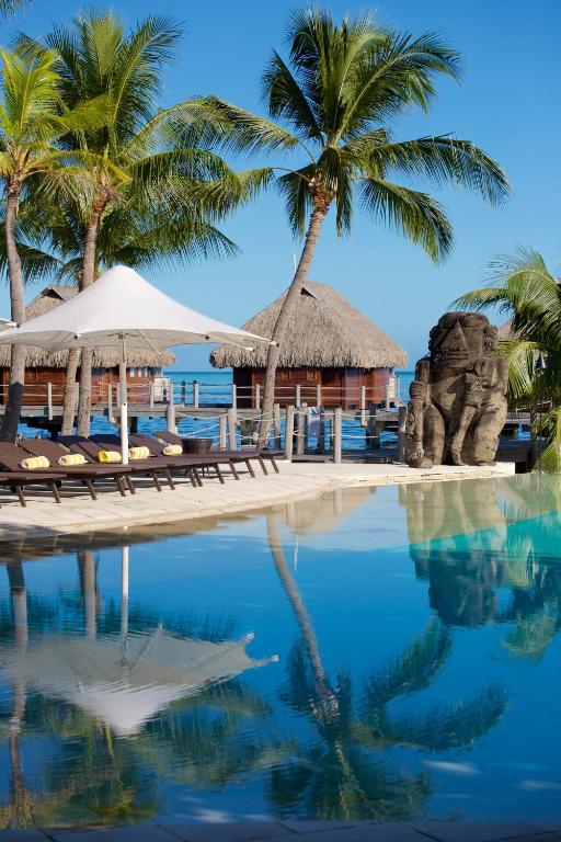 Bazén v ubytování Manava Beach Resort & Spa Moorea nebo v jeho okolí