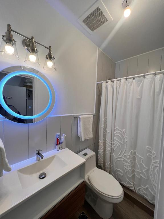 uma casa de banho com um WC, um lavatório e um espelho. em Narama Luxury near to the airport em Guatemala
