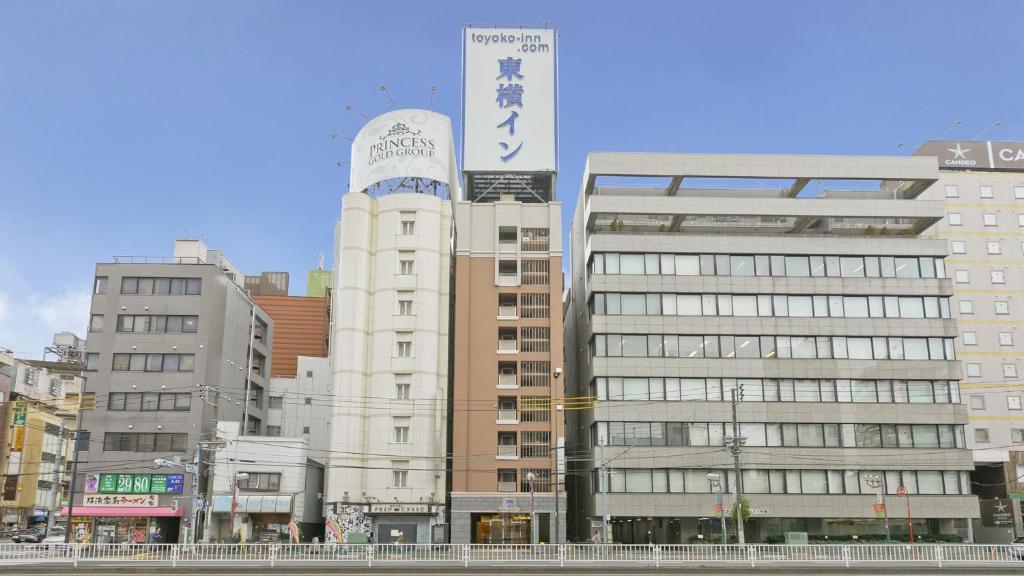 un grupo de edificios altos en una ciudad en Toyoko Inn Tokyo Uguisudani Ekimae, en Tokio