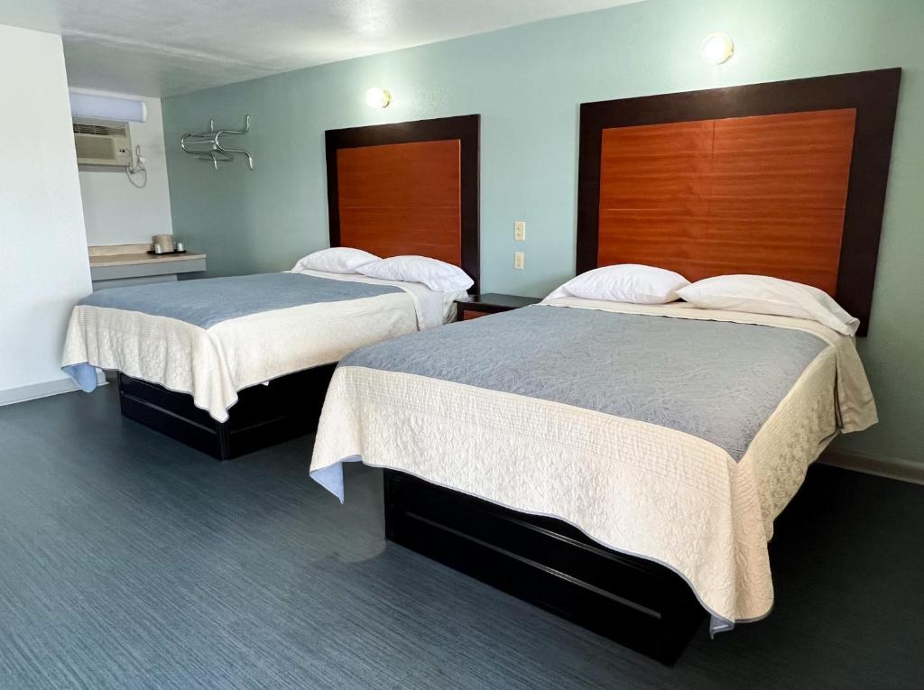 a hotel room with two beds in a room at Regency Inn Bald Knob in Bald Knob