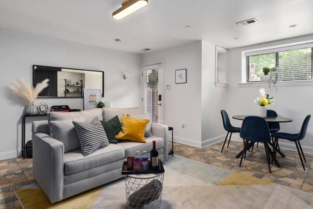 uma sala de estar com um sofá e uma mesa em Upscale 2BR Apartment with Patio em Washington