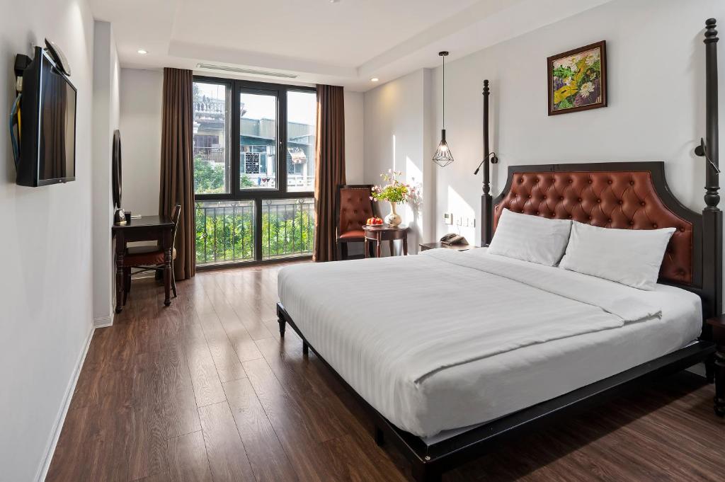 ハノイにある22land Residence Hotel 71 Hang Bong Premiumのベッドルーム(大型ベッド1台、テレビ付)