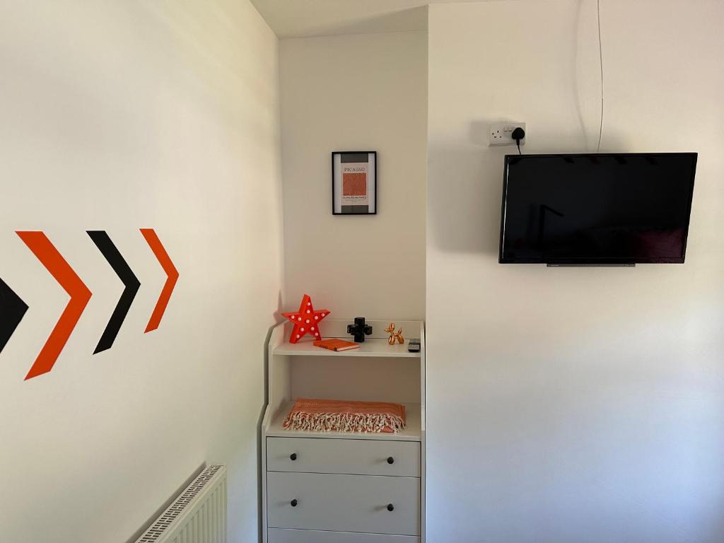 TV a/nebo společenská místnost v ubytování Ty Pentref - Cwmcarn Village House