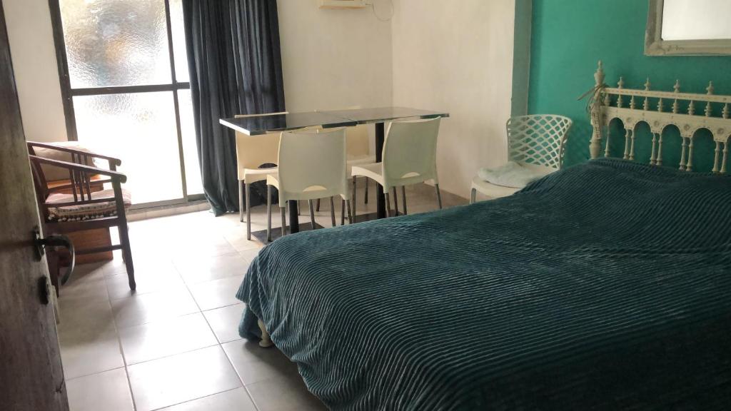 1 dormitorio con 1 cama, mesa y sillas en Mesonada en Federación