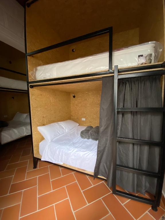 Postel nebo postele na pokoji v ubytování banana hostel