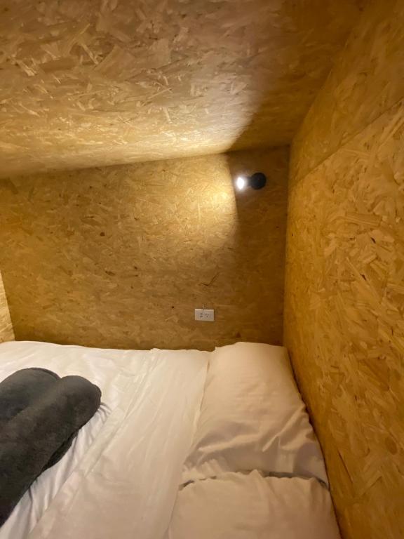 Postel nebo postele na pokoji v ubytování banana hostel