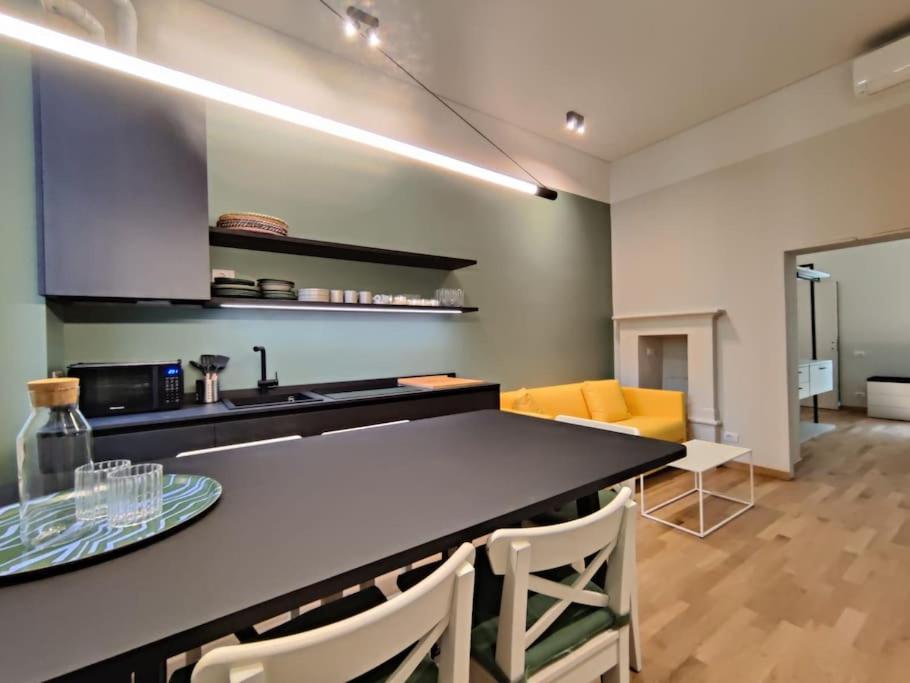 ミラノにあるDarsena apartmentのキッチン、リビングルーム(テーブル、椅子付)