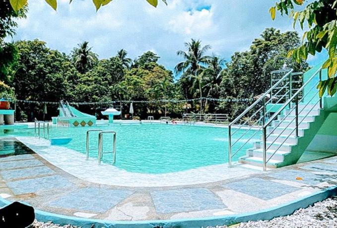 una gran piscina con un tobogán y un parque infantil en Cadaya Resorts 