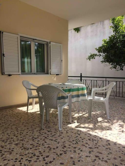 Fotografie z fotogalerie ubytování Charming Cottage 2 Mins Walk to Beach v destinaci Áyios Spirídhon
