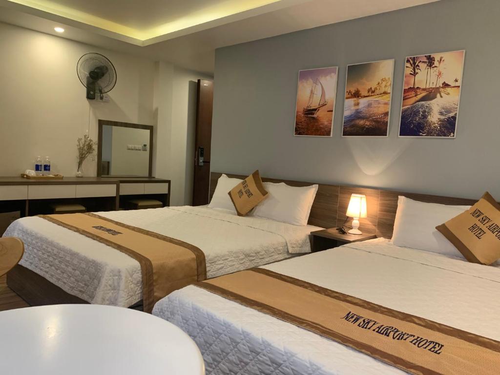 Postel nebo postele na pokoji v ubytování NEW SKY AIRPORT HOTEL NỘI BÀI