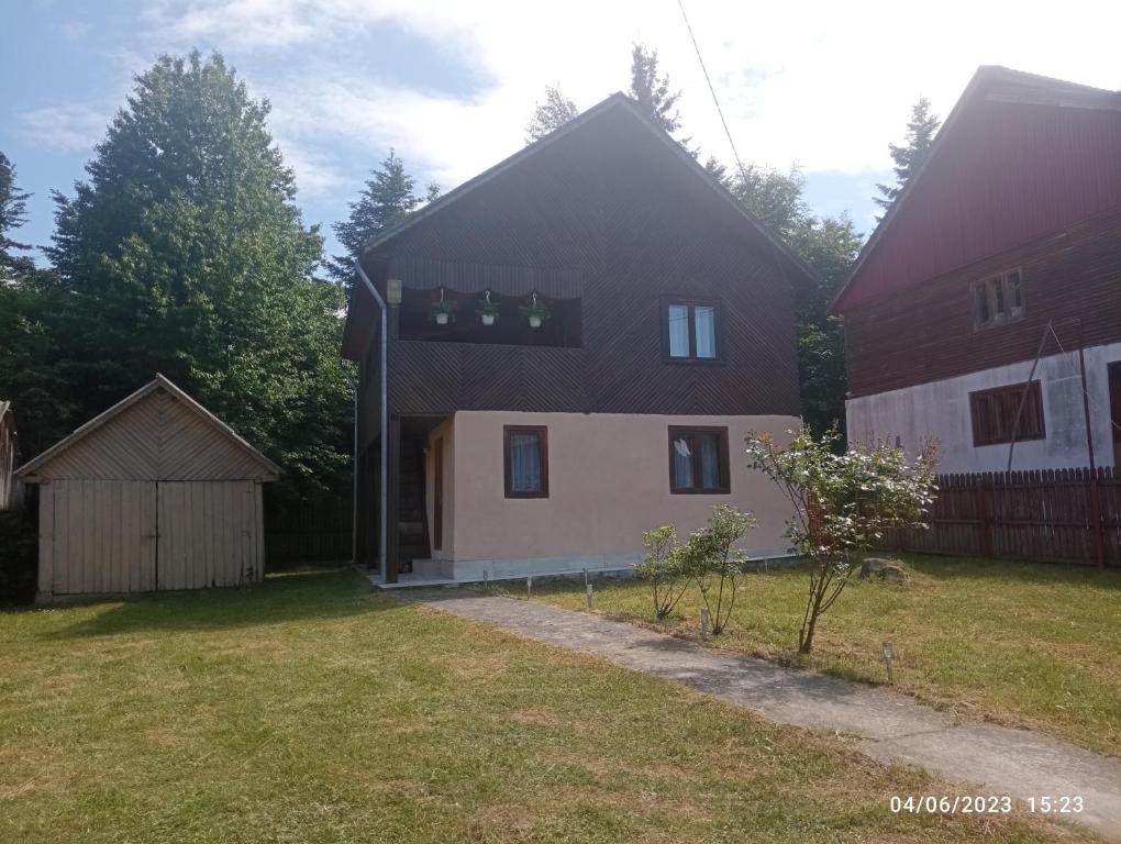 ein Haus mit einem Zaun und einem Hof in der Unterkunft Casa Soveja Rucareni in Soveja