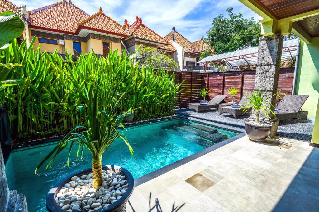 una piscina in mezzo a un cortile di de CINTA Villa - KUTA - 5 bedrooms - Heart of Kuta a Kuta
