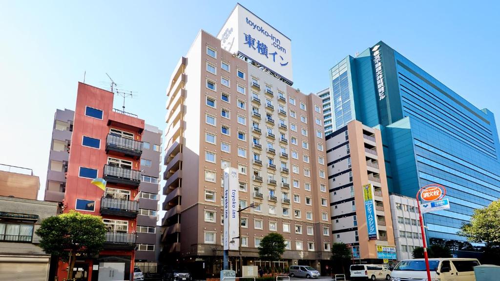 東京的住宿－Toyoko Inn Tokyo Shinagawa Oimachi，一座高大的建筑,上面有标志