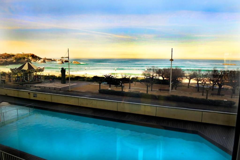 Gallery image of STUDIO LES PIEDS DANS LE SABLE, VUE MER & BALCON in Biarritz