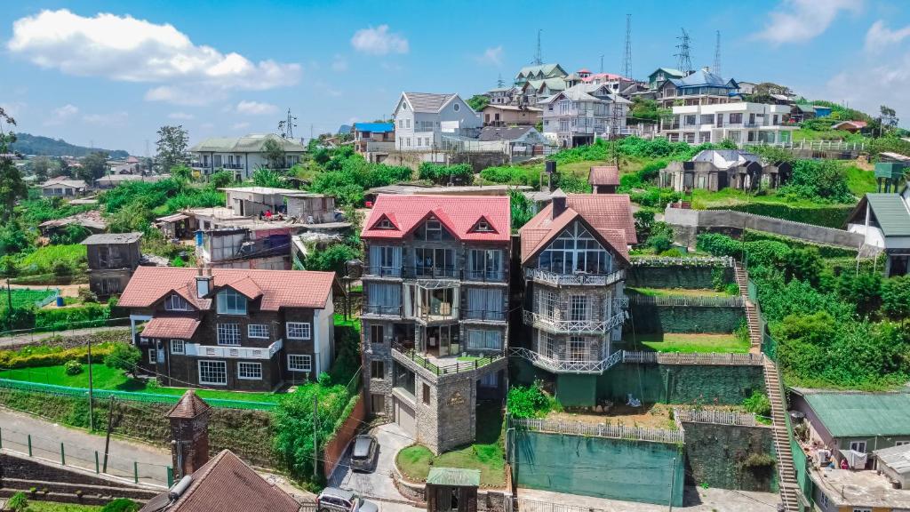 una vista aérea de una gran casa en una colina en Baron Luxury Boutique, en Nuwara Eliya