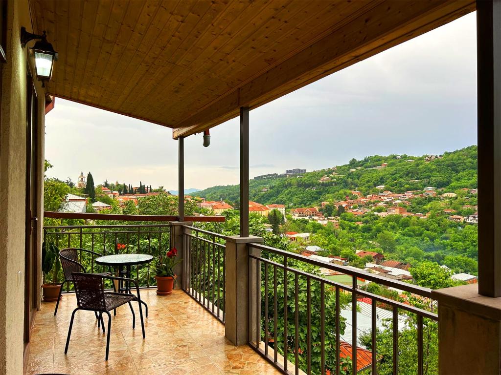 balkon ze stołem i krzesłami oraz widokiem w obiekcie Hotel VIM in Sighnaghi w mieście Sighnaghi