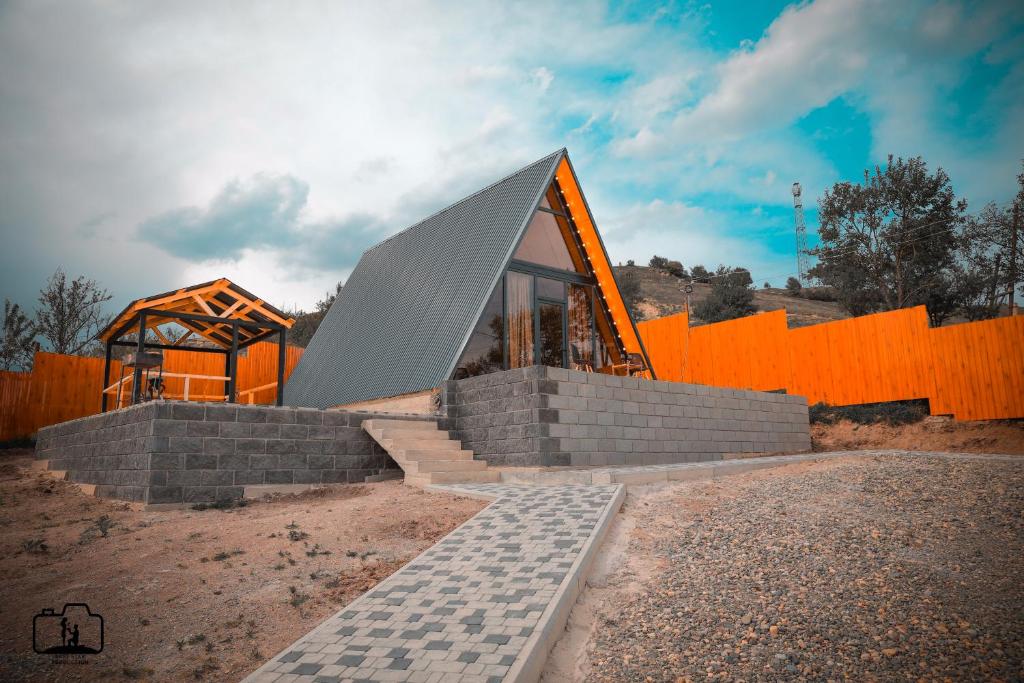 un edificio con techo triangular y escaleras en Triangle House, en Dilijan