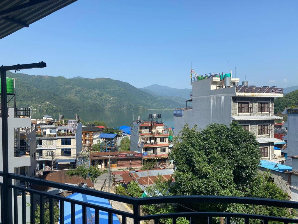 Vista generica sulle montagne o vista sulle montagne dall'interno dell'hotel