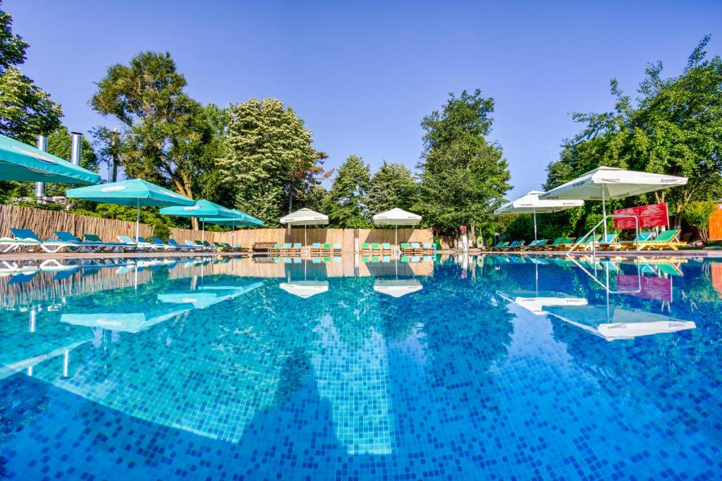 Bazén v ubytování Q Hotel nebo v jeho okolí