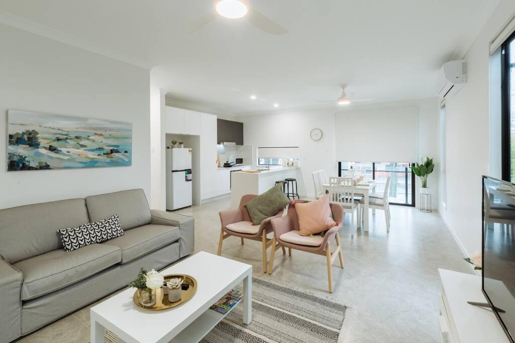 uma sala de estar com um sofá e uma mesa em Spacious Modern and Cozy 3BD Townhouse at Great Location em Gold Coast