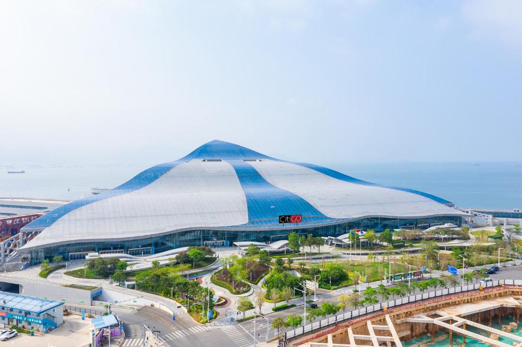 einen Blick über ein großes Gebäude in einer Stadt in der Unterkunft CitiGO Hotel Shenzhen Shekou Cruise Center Seaview in Shenzhen