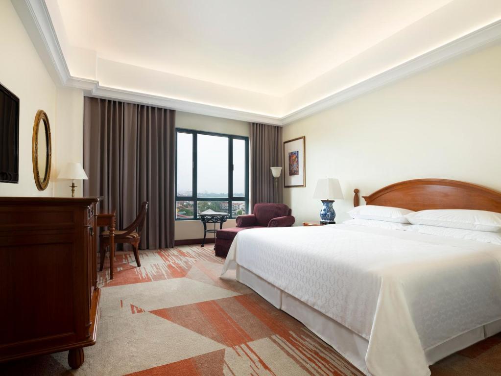Postel nebo postele na pokoji v ubytování Sheraton Hanoi Hotel