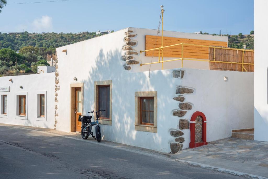 una moto parcheggiata sul lato di un edificio di Seascape Krithoni ad Agía Marína