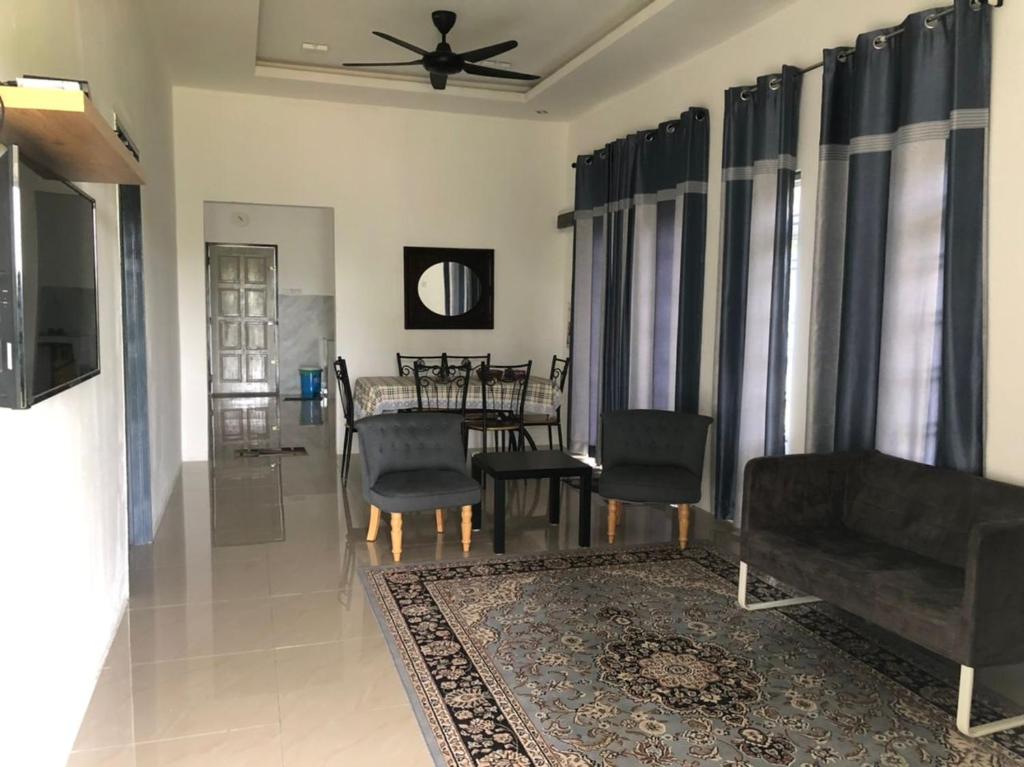 sala de estar con sofá y mesa en Rasa Sayang Homestay Mersing, en Mersing