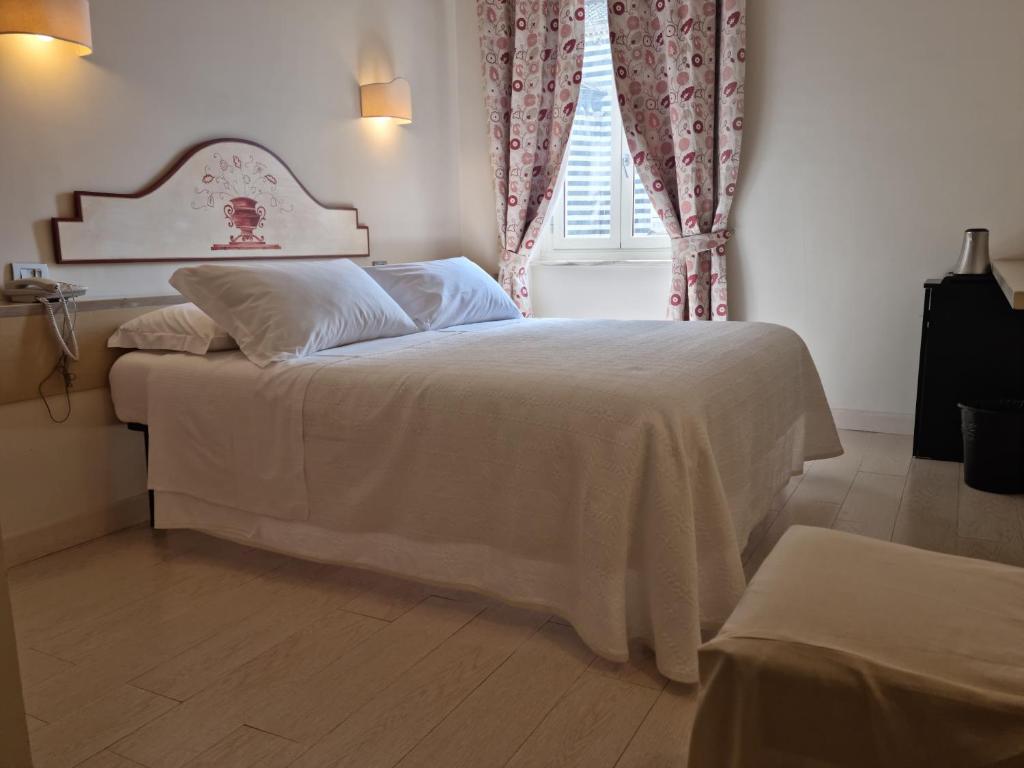 A bed or beds in a room at Hotel Virgilio