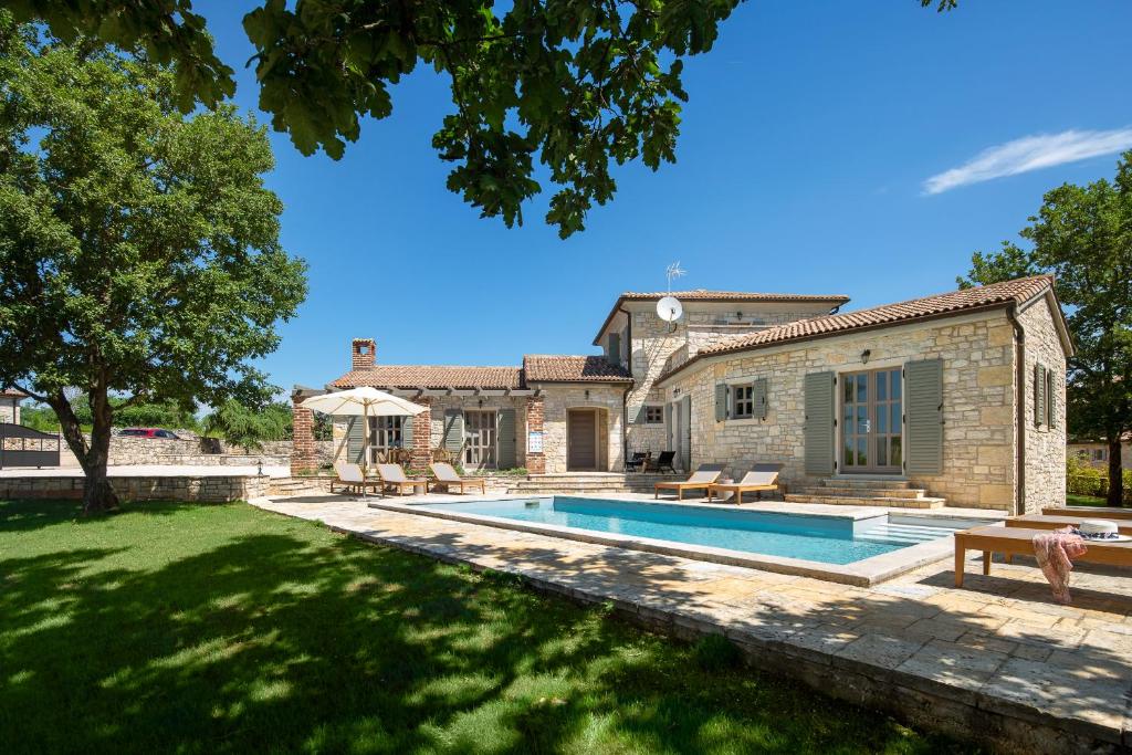 uma vista exterior de uma casa com piscina em Villas Sv. Lovrec by Istarski Dvori em Sveti Lovreč Pazenatički