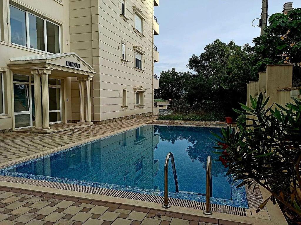 Kolam renang di atau dekat dengan GreenHill-1 Sutomore Apartm