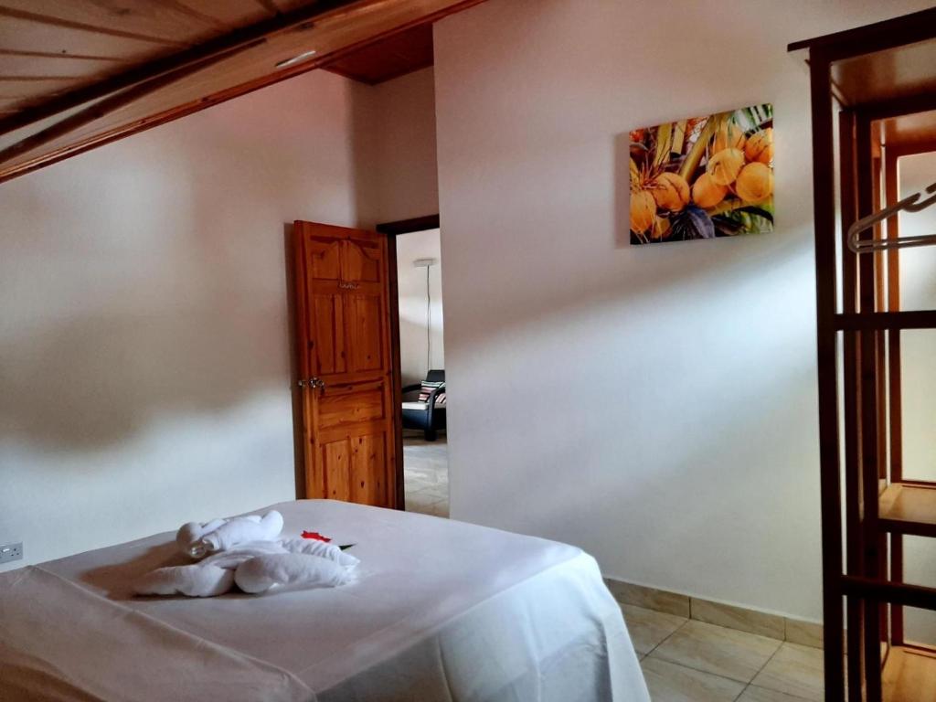 Postel nebo postele na pokoji v ubytování La Source Self Catering